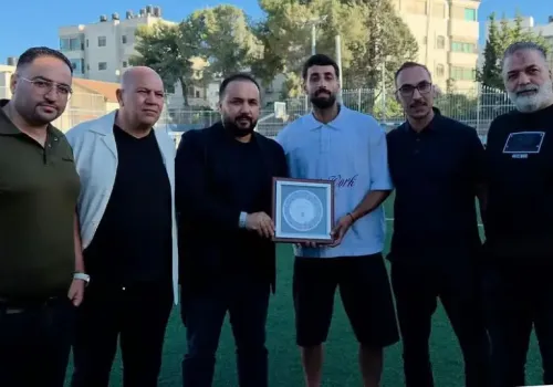 نادي هلال القدس يحتفي بمهاجم الزمالك عدي الدباغ ويمنحه وسام الهلال تقديرًا لإنجازاته الرياضية