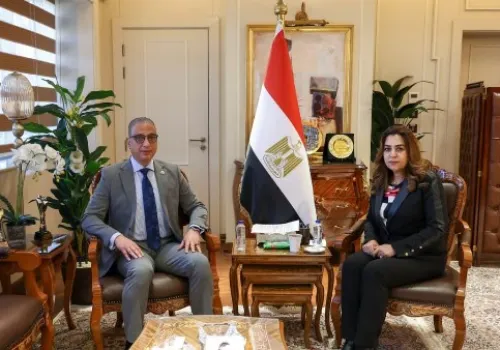 اجتماع وزيرة التنمية المحلية ومحافظ الجيزة: استعراض مشروعات الاستثمار وتطوير منظومة المخلفات لتحسين جودة الحياة