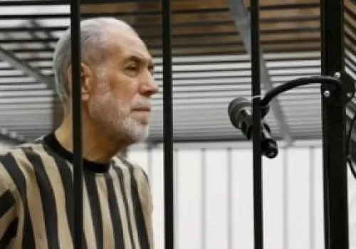 أحمد حسون في أولى جلسات محاكمته بدمشق: التهم تشمل جرائم حرب وتحريض على القتل