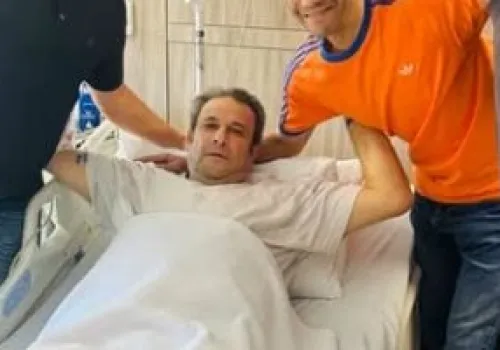 أيمن منصور، نجم الزمالك السابق، يخضع لعملية جراحية ويستقبل دعمًا من محبيه وزملائه