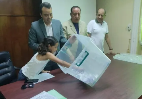 إجراء القرعة العلنية لاختيار الفائز بالعمرة المجانية لصحفيي الإسكندرية في نقابة الصحفيين