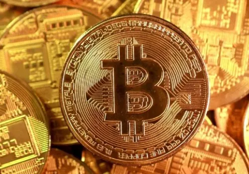 بيتكوين تنخفض دون 60 ألف دولار مع تصاعد سحب الاستثمارات من صناديقها المتداولة