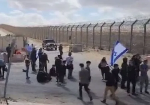 مستوطنون يعتدون على أراضٍ في مخماس شمال القدس ويجرفونها