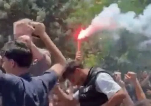 طلاب لبنان يحتفلون بإلغاء امتحانات الثانوية العامة وسط جدل تربوي وسياسي
