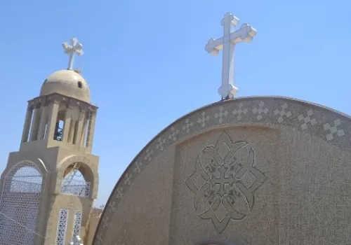 مطرانية دشنا تكشف تفاصيل إزالة الحاجز المؤقت بكنيسة مارجرجس وتؤكد التزامها بالقوانين