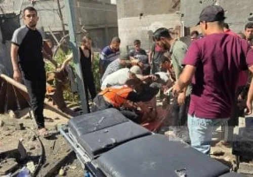 استشهاد ثلاثة فلسطينيين وإصابة آخرين جراء غارة إسرائيلية على مركبة في قلب قطاع غزة