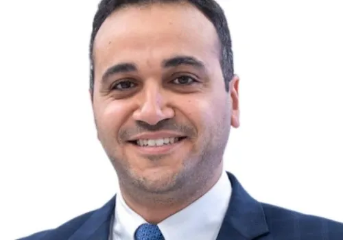 الدكتور أحمد شلبي: أول طبيب مصري ينضم لمجلس الجمعية البريطانية الأيرلندية لجراحة تصحيح الإبصار