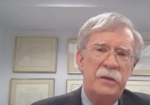 ترامب يصف مستشاره الأسبق للأمن القومي بـ"الغبي" بعد إقراره بالذنب في قضايا حساسة