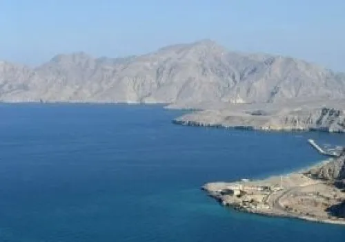 واشنطن تعزز الملاحة البحرية في مضيق هرمز بتوسيع ممر حيوي قرب عمان