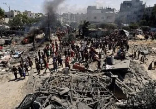 قصف إسرائيلي يستهدف خيمة نازحين في غزة ويصيب عدة فلسطينيين