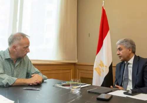 وزير السياحة المصري يسلط الضوء على تعزيز العلاقات السياحية مع إيطاليا أمام الإعلام الإيطالي