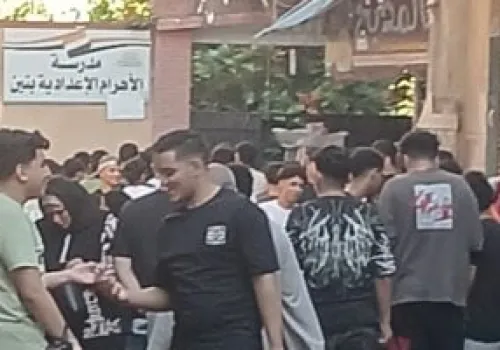 أولياء أمور الطلاب يرفعون شعار الدعم والتشجيع قبل امتحان اللغة العربية في الثانوية العامة بالجيزة