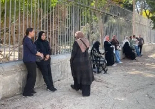 أولياء الأمور في الجيزة ينتظرون بفارغ الصبر أمام لجان الثانوية العامة وسط حرارة شديدة