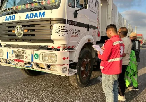 الهلال الأحمر المصري يطلق قافلة مساعدات إنسانية جديدة إلى غزة برقم 222