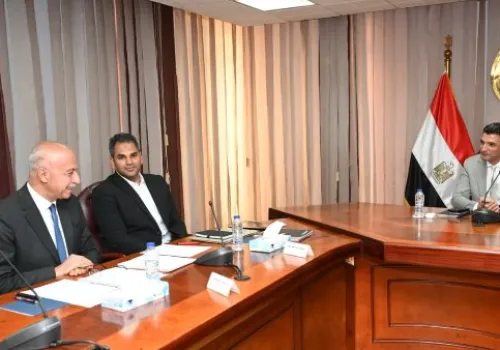 وزير الصناعة: تعزيز التنافسية الاقتصادية يتطلب التوسع في الطاقة المتجددة