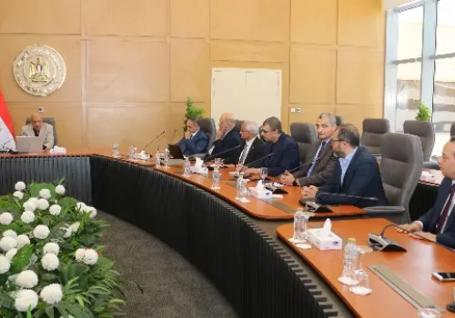 وزير الكهرباء يناقش مع الخبراء استراتيجيات جديدة لدعم جودة التغذية الكهربائية عبر الطاقة المتجددة