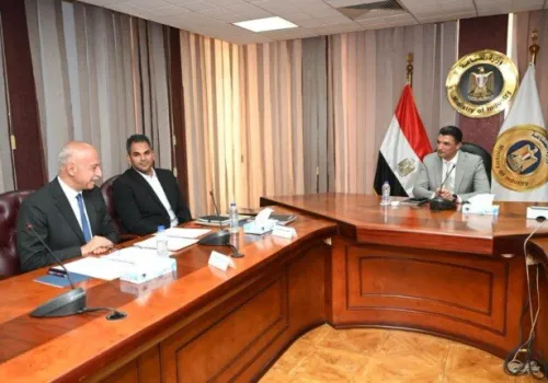 وزير الصناعة يبحث مع شركة أونا تعزيز تصنيع المكونات الكهربائية وتوسيع القدرة التصديرية