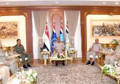 لقاء رفيع المستوى بين وزير الدفاع المصري ونائب قائد الجيش الليبي لتعزيز التعاون العسكري والأمني