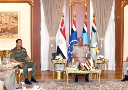 تعزيز العلاقات العسكرية: وزير الدفاع المصري يلتقي قادة الجيش الليبي في حدث تاريخي