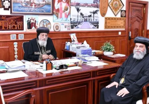 البابا تواضروس يناقش قضايا إيبارشية أسوان مع الأنبا بيشوي في لقاء رسمي