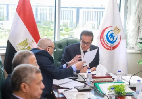 اجتماع هام لوزير الصحة يركز على تعزيز دعم صندوق تعويض مخاطر المهن الطبية وتحسين الخدمات الصحية