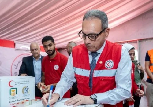 الهلال الأحمر المصري يطلق قافلة مساعدات إنسانية لدعم غزة تحت شعار 'من المرأة المصرية إلى شقيقتها الفلسطينية