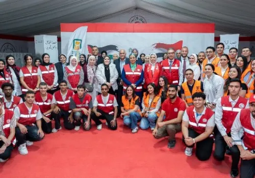 الهلال الأحمر المصري يطلق قافلة إنسانية تحت شعار 'من المرأة المصرية إلى شقيقتها الفلسطينية' دعماً لأهل غزة
