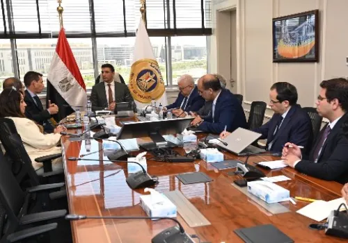 وزير الصناعة يلتقي برئيس شنايدر إلكتريك لبحث زيادة الإنتاج المحلي وتعزيز الصادرات