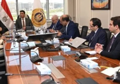 وزير الصناعة يؤكد على تعزيز التصنيع المحلي وزيادة الاعتماد على المكونات الوطنية