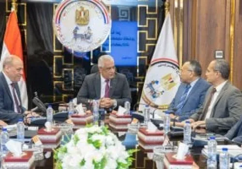 وزير الإنتاج الحربي يناقش استراتيجيات استغلال الأراضي والأصول لتعزيز الاقتصاد الوطني