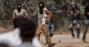 تصعيد هجمات المستوطنين على الفلسطينيين في الضفة الغربية: إصابات وسرقات في نابلس والخليل