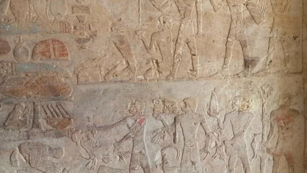 اكتشاف ثلاث مقابر صخرية تعود لعصر الدولة الحديثة في سقارة: كنوز أثرية تكشف أسرار التاريخ المصري القديم