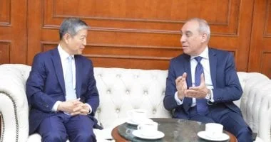 تعزيز التعاون الإعلامي: رئيس هيئة الاستعلامات يلتقي السفير الصيني لدعم التنمية المشتركة