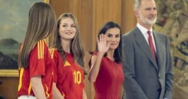 العائلة المالكة الإسبانية تتألق بتيشيرت "لاروخا" دعمًا للمنتخب في نهائي كأس العالم ضد الأرجنتين