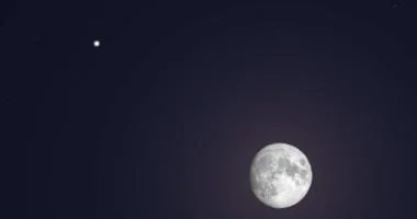 استعدوا لمشاهدة ظواهر فلكية مدهشة: القمر بدر وزخات شهب تضيء سماء يوليو