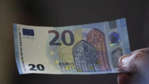 اليورو ينخفض أمام الدولار وسط تصاعد التوترات الجيوسياسية وترقب اجتماع المركزي الأوروبي
