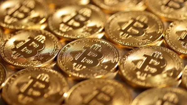 بيتكوين تنخفض تحت 64 ألف دولار وسط قلق من ارتفاع النفط وتوجهات الفائدة الأمريكية