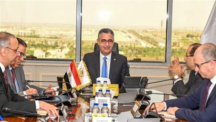 وزارة التموين تتعاون مع المصرية للاتصالات لتفعيل الكارت الموحد والسداد الإلكتروني في خطوة نحو التحول الرقمي