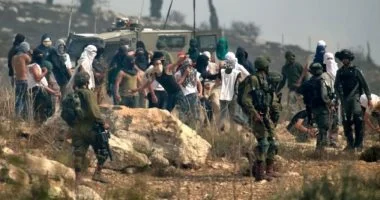 مستوطنون يهاجمون الموقع الأثري في سبسطية وسط حماية الاحتلال الإسرائيلي