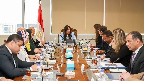 وزيرة الإسكان تبحث تعزيز التعاون مع الوكالة الفرنسية للتنمية في مشاريع مياه الشرب والصرف الصحي