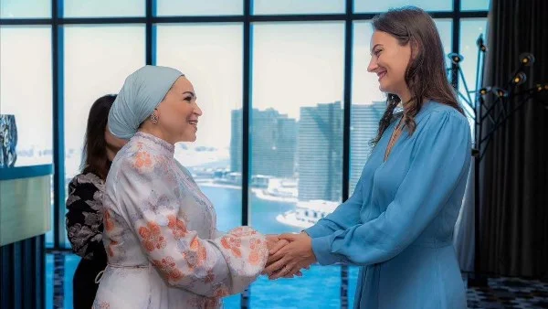 السيدة انتصار السيسي تستقبل قرينة رئيس الجبل الأسود في معرض ديارنا بالعلمين لتعزيز العلاقات الثقافية