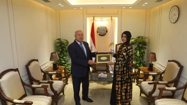 وزير النقل يكرم ليلى الأنصاري بعد تصديها لمخاطر رشق القطارات بالحجارة ويمنحها وظيفة في أبيلا مصر