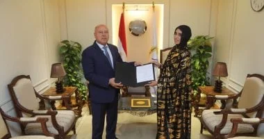 تكريم سيدة أسوان لجهودها في حماية الركاب من مخاطر رشق القطارات بالحجارة