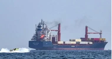 هجوم على سفينة قرب ميناء الفجيرة الإماراتي يثير المخاوف بشأن سلامة الملاحة البحرية