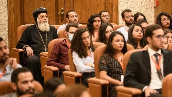 البابا تواضروس يجسد التواضع بجلسة بين الحضور في الصفوف الأخيرة