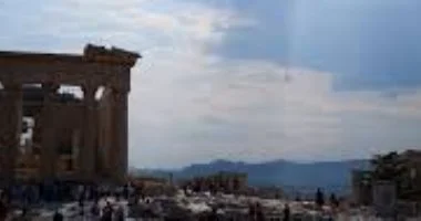 طعن سائحين قرب الأكروبوليس في أثينا: الشرطة تلقي القبض على المعتدي وتحقق في دوافع الهجوم
