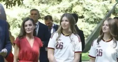 الأميرتان ليونور وصوفيا تتألقان بإطلالة بيضاء خلال احتفالية استقبال أبطال كأس العالم في قصر زارزويلا