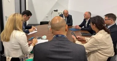 وزير الطيران يلتقي بمسؤولي مجموعة الطيران البريطانية لاستكشاف آفاق تطوير المطارات المصرية
