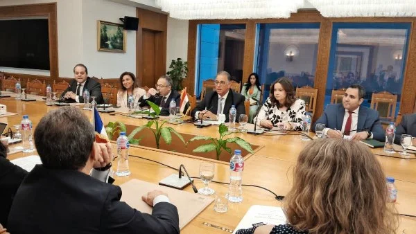مباحثات مصرية فرنسية لتعزيز التعاون الثنائي في مجالات التنمية والتعليم