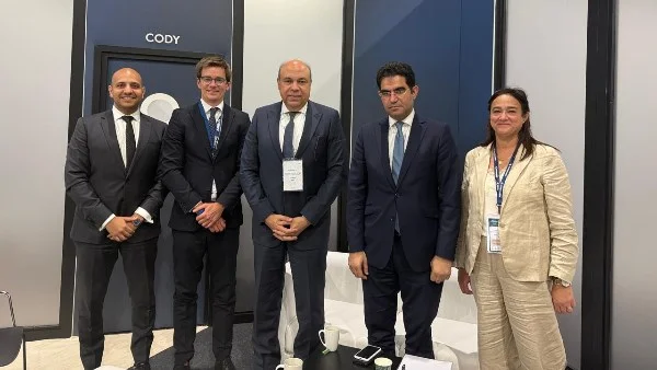 وزير الطيران المصري يلتقي بالمفوض التجاري البريطاني لبحث فرص استثمارية جديدة في قطاع الطيران